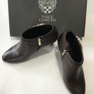 VINCE CAMUTO VV-CHELSA BITTERSWEET SOFT NAPPA SILK SIZE: 7 1/2M BROWN BOOTIES